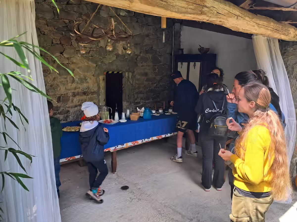 Persone riunite a tavola per l’assaggio del miele, nella sala con il camino