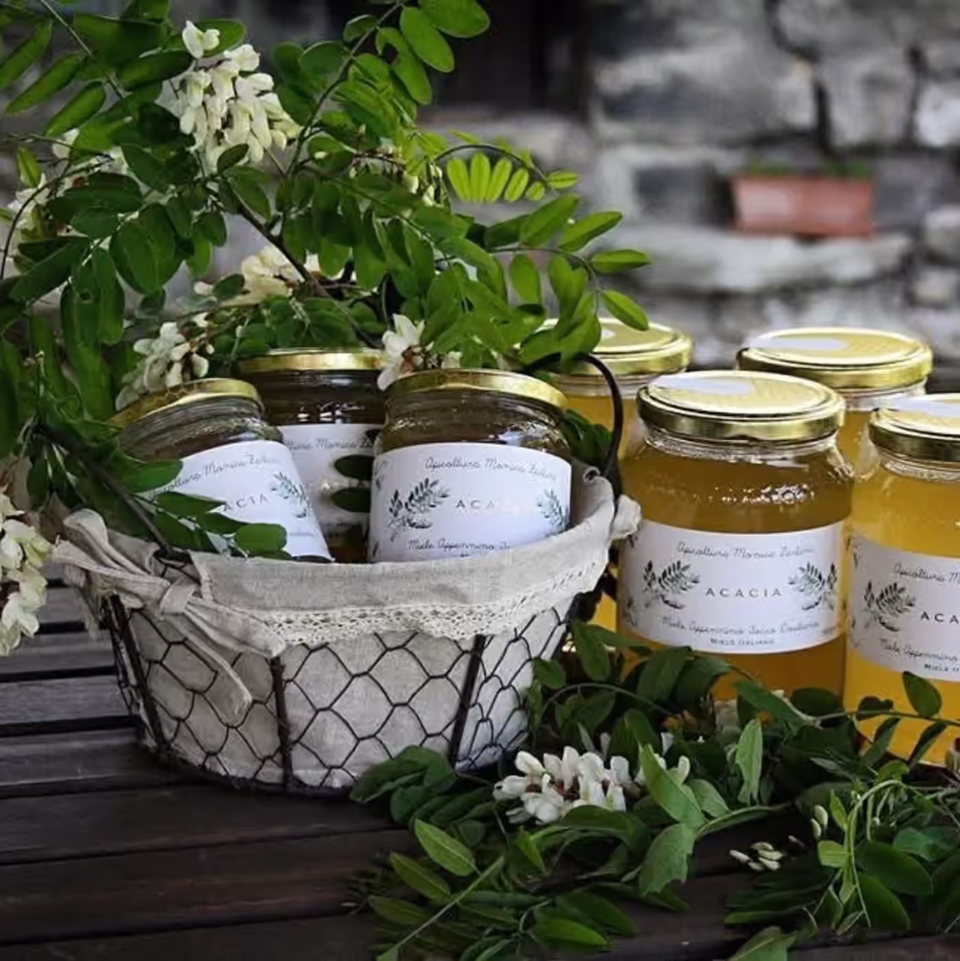 I vasetti dei nostri mieli con fiori ed erbe raccolti intorno all’apiario